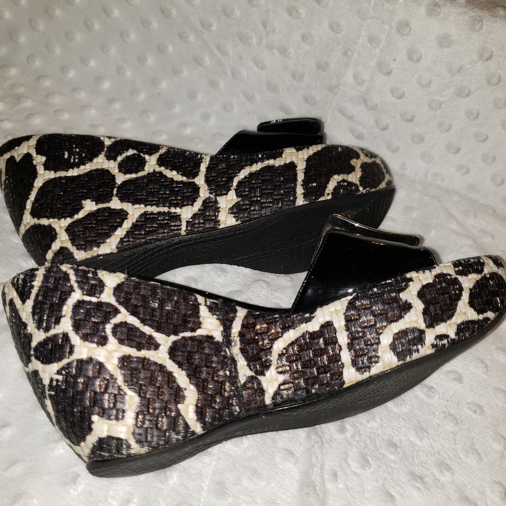 Stuart Weitzman 7 1/2 giraffe animal print buckle - Picture 5 of 16